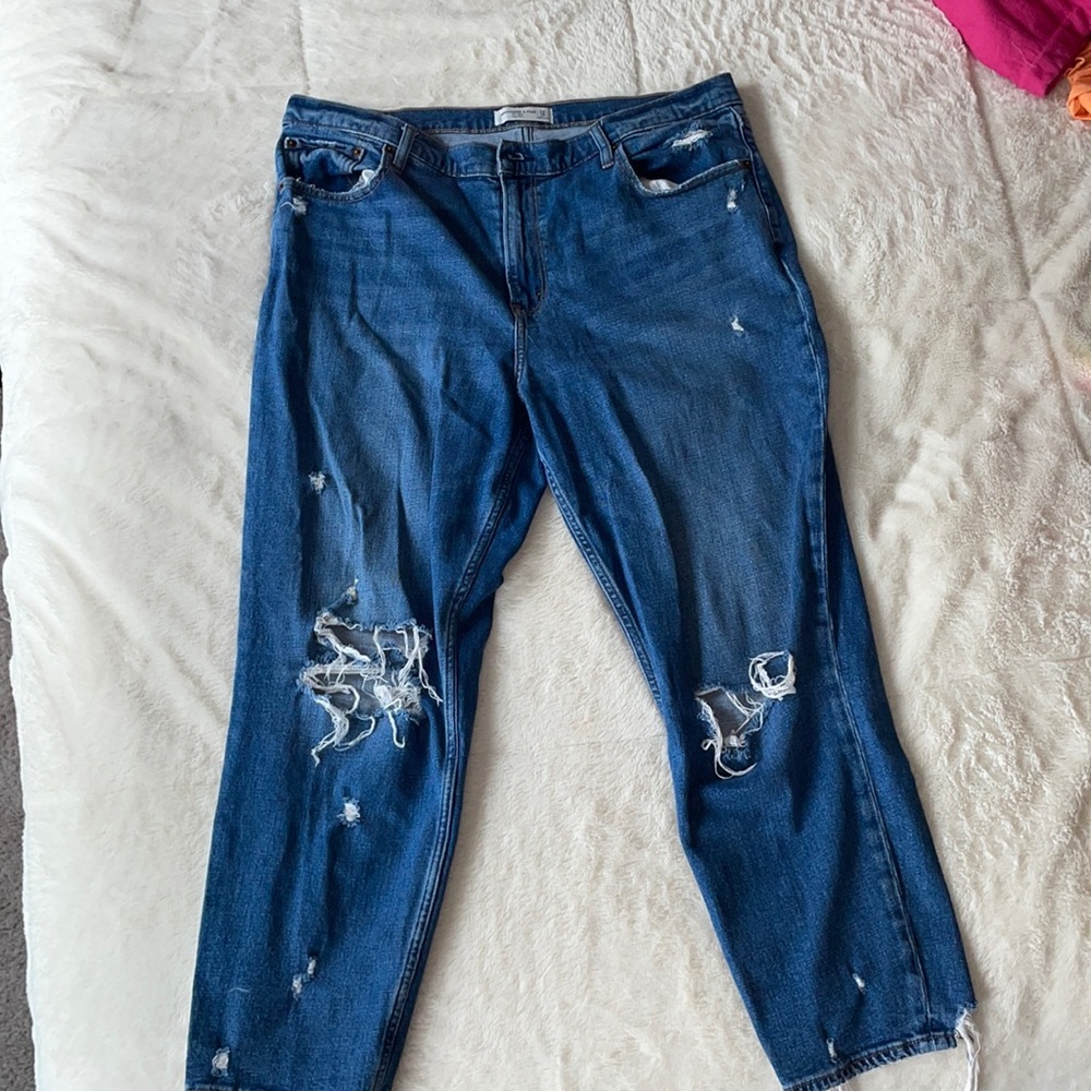Abercrombie & Fitch • The Mom High Rise Jeans 👖💙